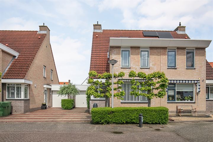 Voor opdrachtgevers uit Spijkenisse een mooie twee-onder-één kapwoning aangekocht onder de vraagprijs!