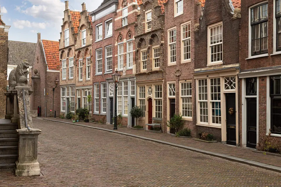 Historische woningen in een straat in Dordrecht