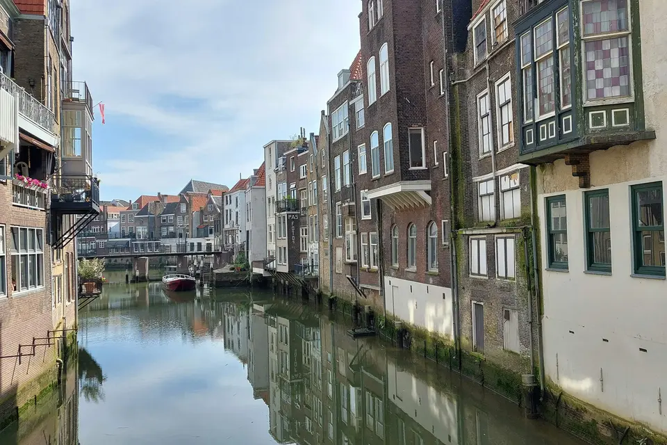 Grachten met historische panden in het centrum van Dordrecht