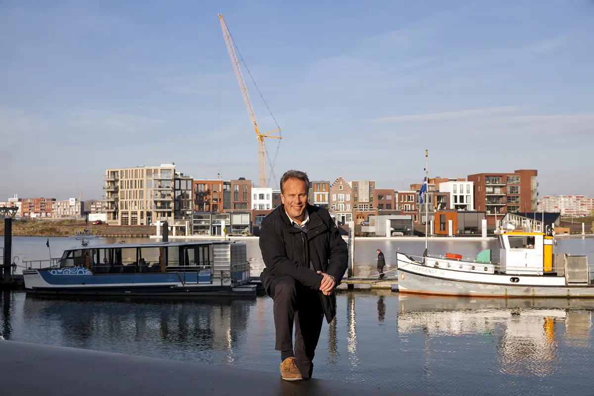 Uitzicht over het water op de skyline van Dordrecht