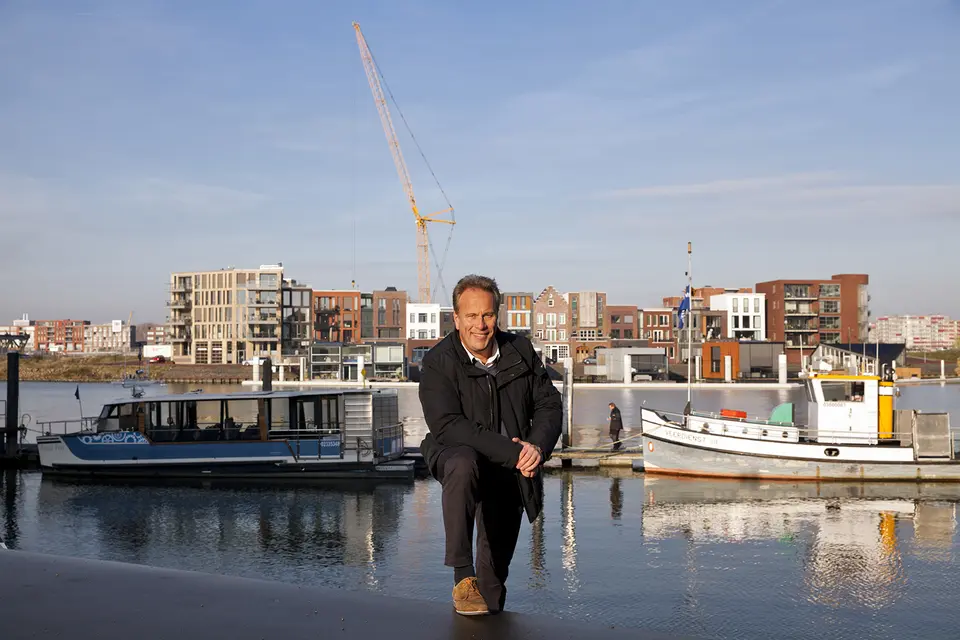 Uitzicht over het water op de skyline van Dordrecht