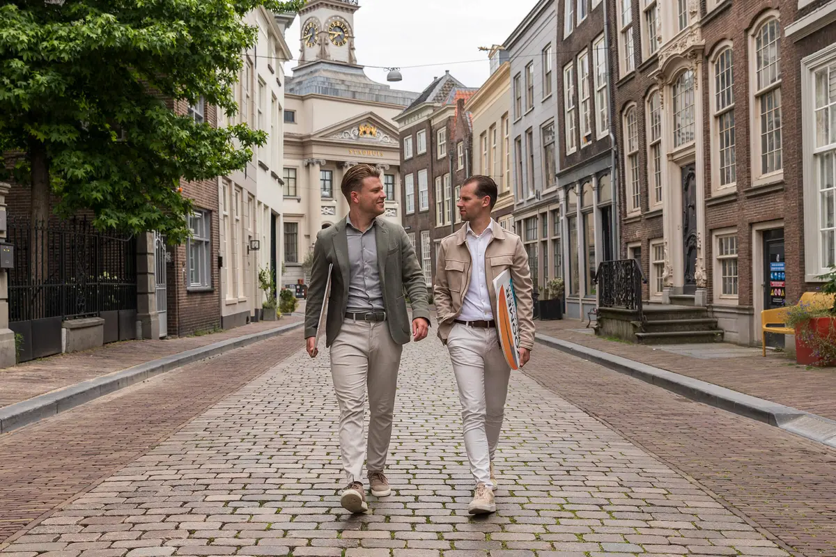 Aankoopmakelaars van Zoomer lopen door een straat in Dordrecht
