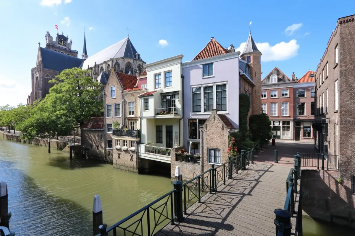 Historische huizen aan het water bij de Pelserbrug in Dordrecht